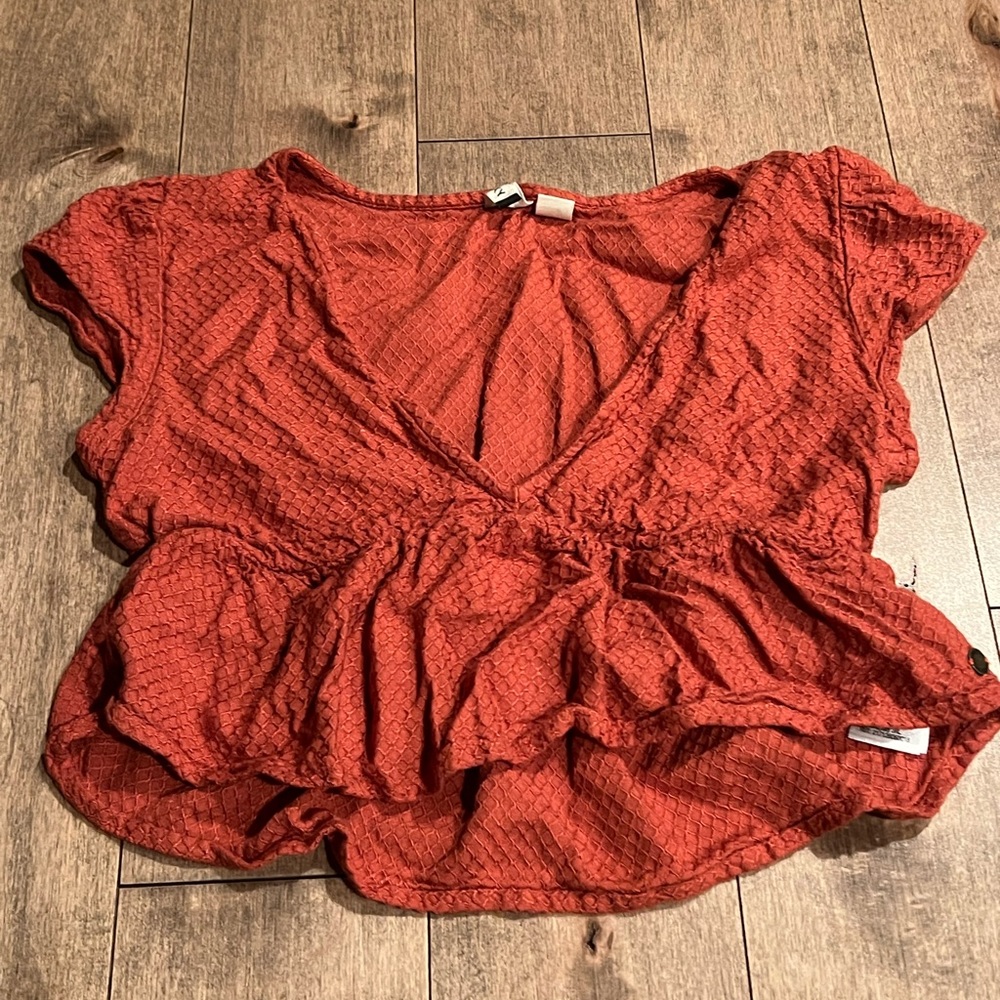 cute flowey orange crop top from roxy.